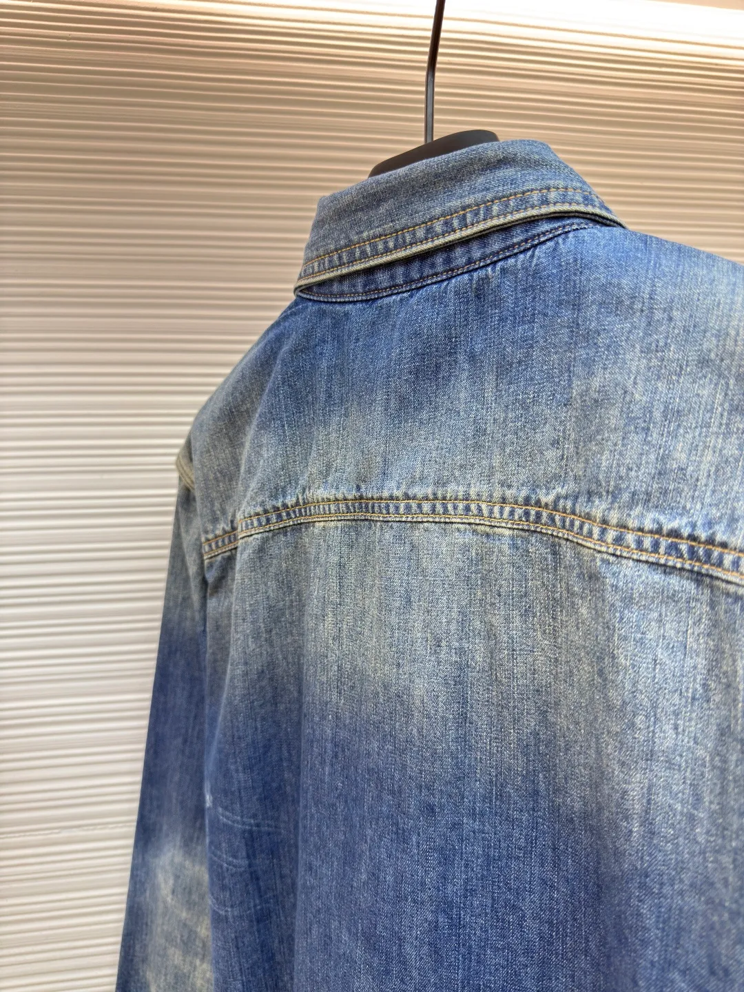 LOUIS VUITTON hook lapel denim long-sleeved shirt ●Authentic product: Purchased and developed by 10674 ●Item number: 1680561-B45 ●Fabric: Denim denim fabric ●Technology: Washed production ●Version: Fitted version ●Weight: about 610 grams ●Size: S-M-L-XL ●Description: Crafted from denim denim fabric, with excellent texture, comfortable and soft, breathable and sweat-absorbent, the chest is decorated with brand logo embellished with studs and floral details, and the top snap button is embellished with iconic floral details. The overall routing is straight and delicate, the fabric is comfortable and soft, and the color is consistent without color difference. It can be matched with the same style to create a fashionable look and control various occasions. Customized accessories, complete three standards, same style for men and women!